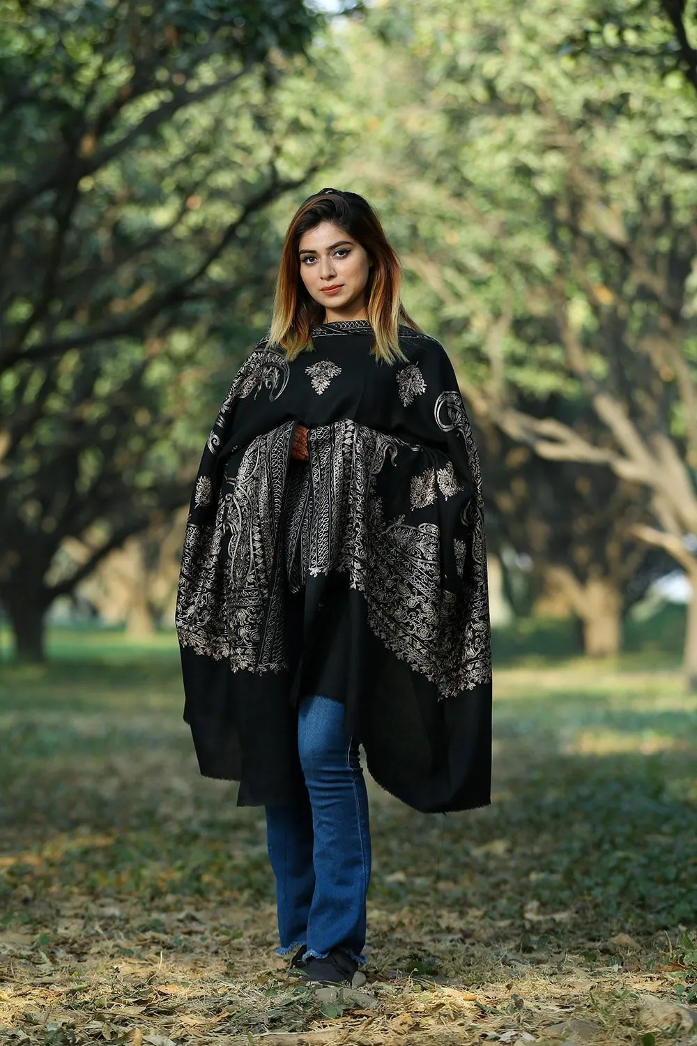 ELEGANT BLACK COLOUR EMBROIDERED SHAWL DEFINES FEMINISM AND ENHANCES SOPHISTICATION