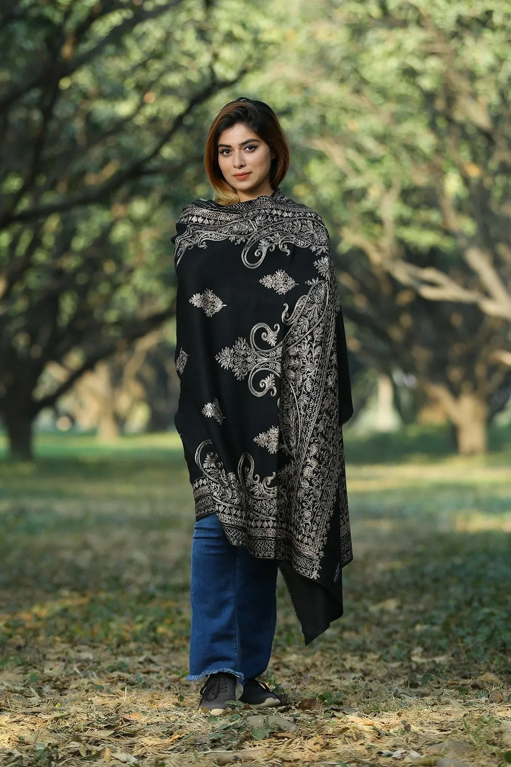 ELEGANT BLACK COLOUR EMBROIDERED SHAWL DEFINES FEMINISM AND ENHANCES SOPHISTICATION